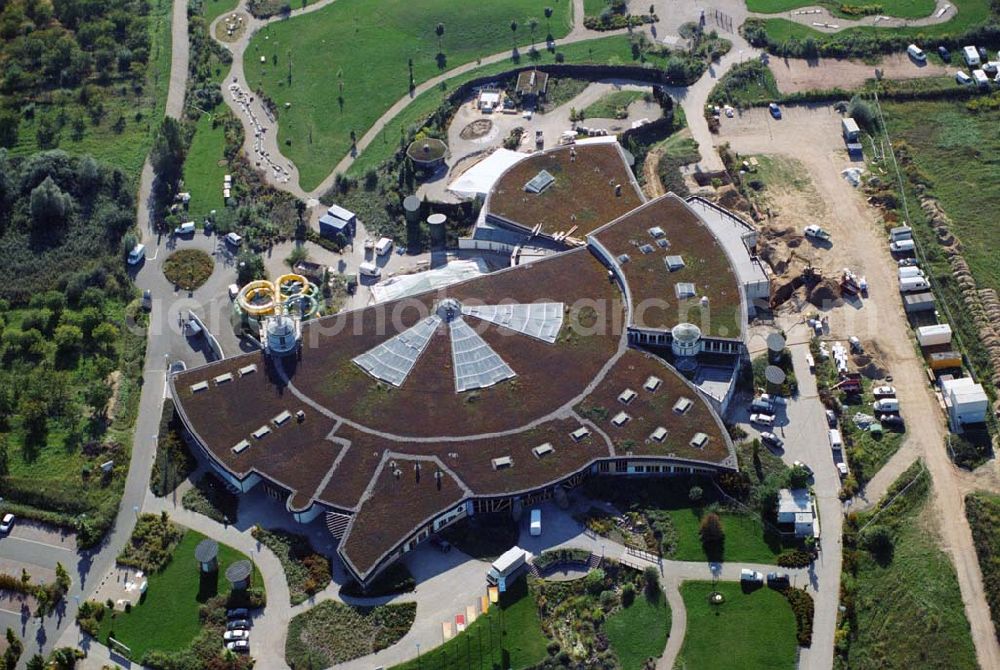 Templin from above - Blick auf die Umbauarbeiten an der Naturtherme in Templin.Gut fünf Jahre nach der Eröffnung musste die Therme Templin (Uckermark) schon wieder für 7 Millionen Euro saniert und bis Dezember letzten Jahres geschlossen werden.Die 44 Beschäftigten wurden zum Teil entlassen.Bei der im Jahr 2000 eröffneten Therme gab es massive Bauschäden. Zusätzlich zur Sanierung werden die drei Eingänge zusammenlegt und das Bad attraktiver machen. So soll die Saunalandschaft ein neues Dampfbad erhalten, ein zweites Cleopatrabad eingerichtet und das Kinderareal umgebaut werden. Für die Renovierung hat die Stadt Kredite aufgenommen.Von den 35 Millionen Euro Baukosten hatte das Land seinerzeit 27 Millionen bezahlt.Die Therme leidet seit der Eröffnung unter sinkenden Besucherzahlen und explodierenden Betriebskosten. 2004 konnte eine Insolvenz nur durch eine städtische Bürgschaft abgewendet werden. Auch im vergangenen Jahr sind die Besucherzahlen noch einmal um zehn Prozent auf 250 000 zurückgegangen.Angesichts der großen Konkurrenz unter den sieben Thermal- und den vielen weiteren Spaßbädern im Land dürfte die für nicht preiswerte Eintrittspreise bekannte Therme mit weiteren Schwierigkeiten rechnen müssen. NaturThermeTemplin GmbH,Dargersdorfer Str 121,17268 Templin - Thermalsoleheilbad,Telefon: 03987 201100,E-Mail: info@naturthermetemplin.de,Geschäftsführer:Herr Kurt Stroß E-Mail: kurt.stross@naturthermetemplin.de