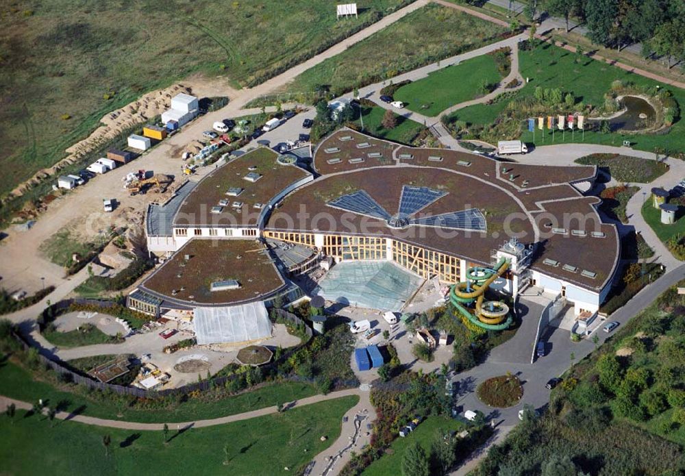 Templin from the bird's eye view: Blick auf die Umbauarbeiten an der Naturtherme in Templin.Gut fünf Jahre nach der Eröffnung musste die Therme Templin (Uckermark) schon wieder für 7 Millionen Euro saniert und bis Dezember letzten Jahres geschlossen werden.Die 44 Beschäftigten wurden zum Teil entlassen.Bei der im Jahr 2000 eröffneten Therme gab es massive Bauschäden. Zusätzlich zur Sanierung werden die drei Eingänge zusammenlegt und das Bad attraktiver machen. So soll die Saunalandschaft ein neues Dampfbad erhalten, ein zweites Cleopatrabad eingerichtet und das Kinderareal umgebaut werden. Für die Renovierung hat die Stadt Kredite aufgenommen.Von den 35 Millionen Euro Baukosten hatte das Land seinerzeit 27 Millionen bezahlt.Die Therme leidet seit der Eröffnung unter sinkenden Besucherzahlen und explodierenden Betriebskosten. 2004 konnte eine Insolvenz nur durch eine städtische Bürgschaft abgewendet werden. Auch im vergangenen Jahr sind die Besucherzahlen noch einmal um zehn Prozent auf 250 000 zurückgegangen.Angesichts der großen Konkurrenz unter den sieben Thermal- und den vielen weiteren Spaßbädern im Land dürfte die für nicht preiswerte Eintrittspreise bekannte Therme mit weiteren Schwierigkeiten rechnen müssen. NaturThermeTemplin GmbH,Dargersdorfer Str 121,17268 Templin - Thermalsoleheilbad,Telefon: 03987 201100,E-Mail: info@naturthermetemplin.de,Geschäftsführer:Herr Kurt Stroß E-Mail: kurt.stross@naturthermetemplin.de