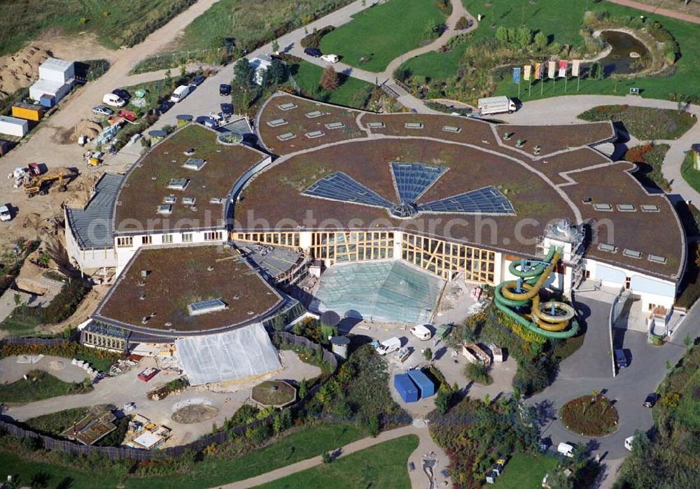 Aerial image Templin - Blick auf die Umbauarbeiten an der Naturtherme in Templin.Gut fünf Jahre nach der Eröffnung musste die Therme Templin (Uckermark) schon wieder für 7 Millionen Euro saniert und bis Dezember letzten Jahres geschlossen werden.Die 44 Beschäftigten wurden zum Teil entlassen.Bei der im Jahr 2000 eröffneten Therme gab es massive Bauschäden. Zusätzlich zur Sanierung werden die drei Eingänge zusammenlegt und das Bad attraktiver machen. So soll die Saunalandschaft ein neues Dampfbad erhalten, ein zweites Cleopatrabad eingerichtet und das Kinderareal umgebaut werden. Für die Renovierung hat die Stadt Kredite aufgenommen.Von den 35 Millionen Euro Baukosten hatte das Land seinerzeit 27 Millionen bezahlt.Die Therme leidet seit der Eröffnung unter sinkenden Besucherzahlen und explodierenden Betriebskosten. 2004 konnte eine Insolvenz nur durch eine städtische Bürgschaft abgewendet werden. Auch im vergangenen Jahr sind die Besucherzahlen noch einmal um zehn Prozent auf 250 000 zurückgegangen.Angesichts der großen Konkurrenz unter den sieben Thermal- und den vielen weiteren Spaßbädern im Land dürfte die für nicht preiswerte Eintrittspreise bekannte Therme mit weiteren Schwierigkeiten rechnen müssen. NaturThermeTemplin GmbH,Dargersdorfer Str 121,17268 Templin - Thermalsoleheilbad,Telefon: 03987 201100,E-Mail: info@naturthermetemplin.de,Geschäftsführer:Herr Kurt Stroß E-Mail: kurt.stross@naturthermetemplin.de