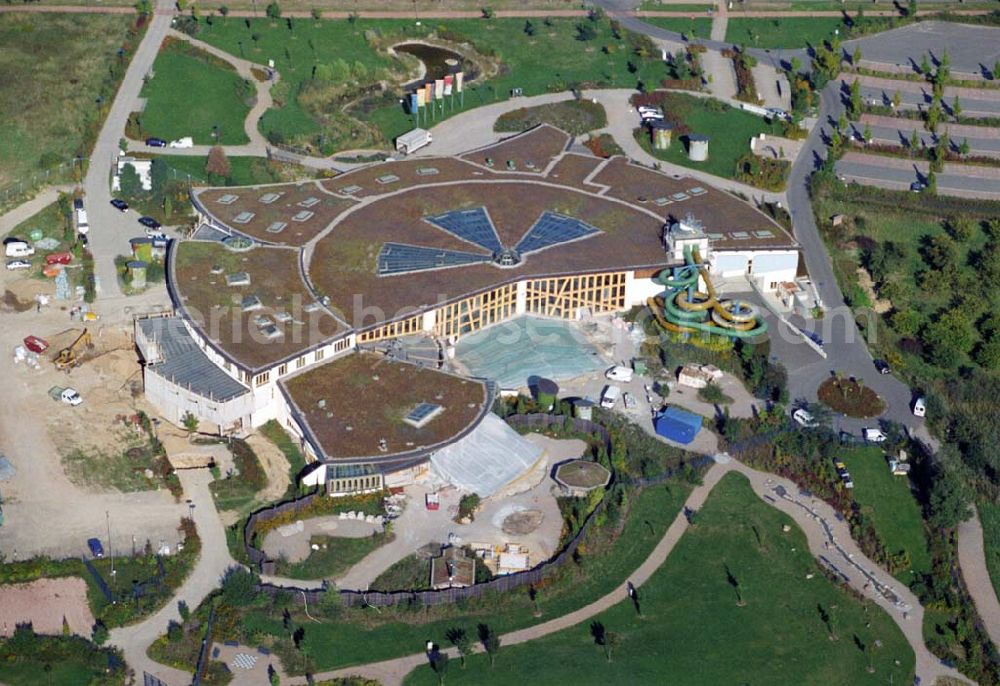 Aerial photograph Templin - Blick auf die Umbauarbeiten an der Naturtherme in Templin.Gut fünf Jahre nach der Eröffnung musste die Therme Templin (Uckermark) schon wieder für 7 Millionen Euro saniert und bis Dezember letzten Jahres geschlossen werden.Die 44 Beschäftigten wurden zum Teil entlassen.Bei der im Jahr 2000 eröffneten Therme gab es massive Bauschäden. Zusätzlich zur Sanierung werden die drei Eingänge zusammenlegt und das Bad attraktiver machen. So soll die Saunalandschaft ein neues Dampfbad erhalten, ein zweites Cleopatrabad eingerichtet und das Kinderareal umgebaut werden. Für die Renovierung hat die Stadt Kredite aufgenommen.Von den 35 Millionen Euro Baukosten hatte das Land seinerzeit 27 Millionen bezahlt.Die Therme leidet seit der Eröffnung unter sinkenden Besucherzahlen und explodierenden Betriebskosten. 2004 konnte eine Insolvenz nur durch eine städtische Bürgschaft abgewendet werden. Auch im vergangenen Jahr sind die Besucherzahlen noch einmal um zehn Prozent auf 250 000 zurückgegangen.Angesichts der großen Konkurrenz unter den sieben Thermal- und den vielen weiteren Spaßbädern im Land dürfte die für nicht preiswerte Eintrittspreise bekannte Therme mit weiteren Schwierigkeiten rechnen müssen. NaturThermeTemplin GmbH,Dargersdorfer Str 121,17268 Templin - Thermalsoleheilbad,Telefon: 03987 201100,E-Mail: info@naturthermetemplin.de,Geschäftsführer:Herr Kurt Stroß E-Mail: kurt.stross@naturthermetemplin.de