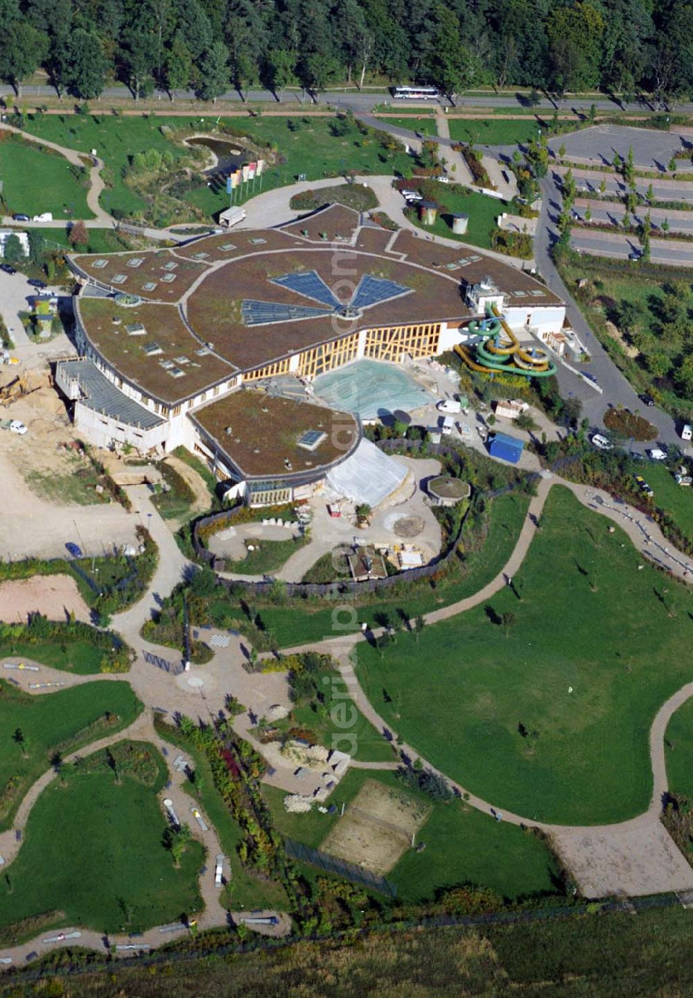 Templin from above - Blick auf die Umbauarbeiten an der Naturtherme in Templin.Gut fünf Jahre nach der Eröffnung musste die Therme Templin (Uckermark) schon wieder für 7 Millionen Euro saniert und bis Dezember letzten Jahres geschlossen werden.Die 44 Beschäftigten wurden zum Teil entlassen.Bei der im Jahr 2000 eröffneten Therme gab es massive Bauschäden. Zusätzlich zur Sanierung werden die drei Eingänge zusammenlegt und das Bad attraktiver machen. So soll die Saunalandschaft ein neues Dampfbad erhalten, ein zweites Cleopatrabad eingerichtet und das Kinderareal umgebaut werden. Für die Renovierung hat die Stadt Kredite aufgenommen.Von den 35 Millionen Euro Baukosten hatte das Land seinerzeit 27 Millionen bezahlt.Die Therme leidet seit der Eröffnung unter sinkenden Besucherzahlen und explodierenden Betriebskosten. 2004 konnte eine Insolvenz nur durch eine städtische Bürgschaft abgewendet werden. Auch im vergangenen Jahr sind die Besucherzahlen noch einmal um zehn Prozent auf 250 000 zurückgegangen.Angesichts der großen Konkurrenz unter den sieben Thermal- und den vielen weiteren Spaßbädern im Land dürfte die für nicht preiswerte Eintrittspreise bekannte Therme mit weiteren Schwierigkeiten rechnen müssen. NaturThermeTemplin GmbH,Dargersdorfer Str 121,17268 Templin - Thermalsoleheilbad,Telefon: 03987 201100,E-Mail: info@naturthermetemplin.de,Geschäftsführer:Herr Kurt Stroß E-Mail: kurt.stross@naturthermetemplin.de