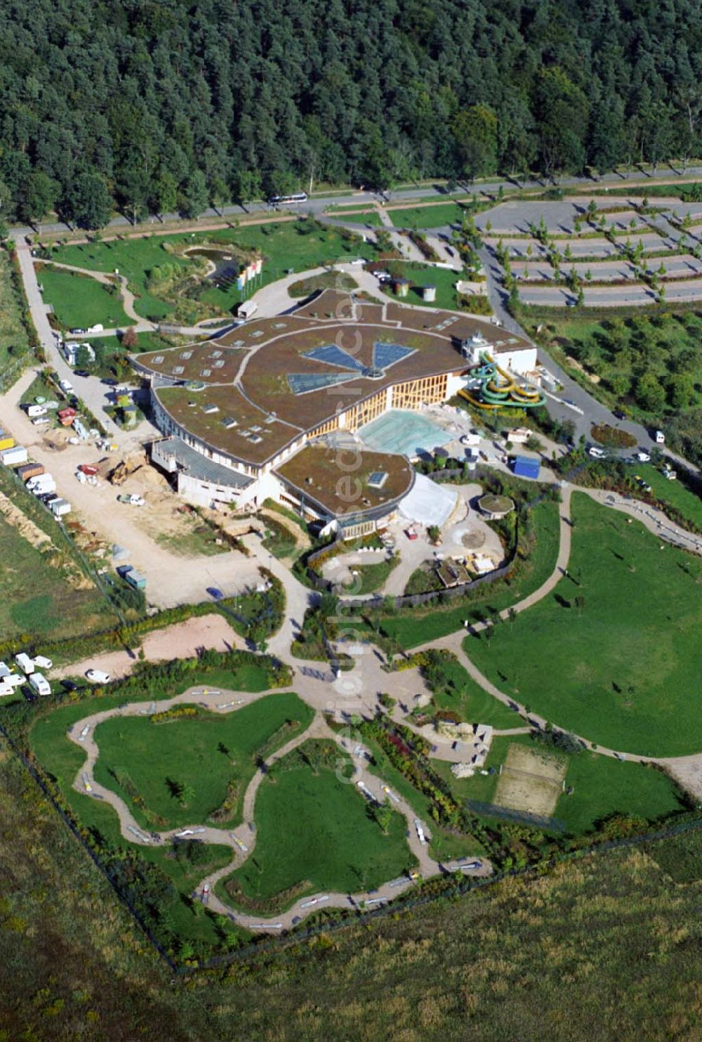 Templin from the bird's eye view: Blick auf die Umbauarbeiten an der Naturtherme in Templin.Gut fünf Jahre nach der Eröffnung musste die Therme Templin (Uckermark) schon wieder für 7 Millionen Euro saniert und bis Dezember letzten Jahres geschlossen werden.Die 44 Beschäftigten wurden zum Teil entlassen.Bei der im Jahr 2000 eröffneten Therme gab es massive Bauschäden. Zusätzlich zur Sanierung werden die drei Eingänge zusammenlegt und das Bad attraktiver machen. So soll die Saunalandschaft ein neues Dampfbad erhalten, ein zweites Cleopatrabad eingerichtet und das Kinderareal umgebaut werden. Für die Renovierung hat die Stadt Kredite aufgenommen.Von den 35 Millionen Euro Baukosten hatte das Land seinerzeit 27 Millionen bezahlt.Die Therme leidet seit der Eröffnung unter sinkenden Besucherzahlen und explodierenden Betriebskosten. 2004 konnte eine Insolvenz nur durch eine städtische Bürgschaft abgewendet werden. Auch im vergangenen Jahr sind die Besucherzahlen noch einmal um zehn Prozent auf 250 000 zurückgegangen.Angesichts der großen Konkurrenz unter den sieben Thermal- und den vielen weiteren Spaßbädern im Land dürfte die für nicht preiswerte Eintrittspreise bekannte Therme mit weiteren Schwierigkeiten rechnen müssen. NaturThermeTemplin GmbH,Dargersdorfer Str 121,17268 Templin - Thermalsoleheilbad,Telefon: 03987 201100,E-Mail: info@naturthermetemplin.de,Geschäftsführer:Herr Kurt Stroß E-Mail: kurt.stross@naturthermetemplin.de