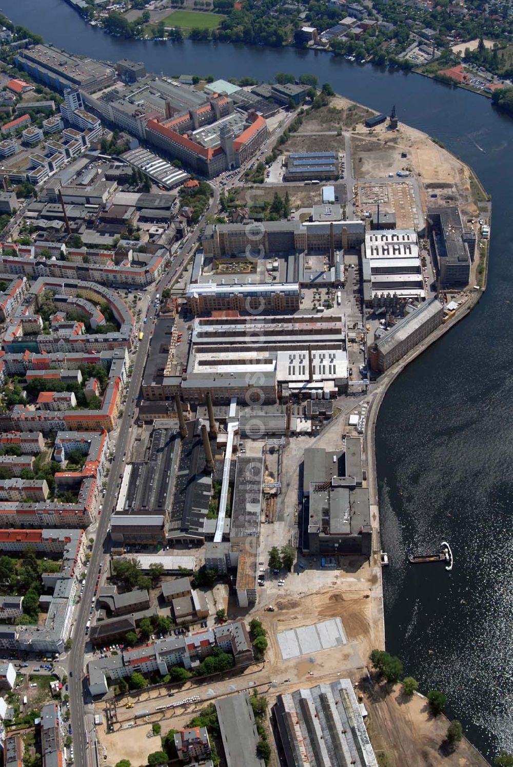 Berlin from above - Blick auf das im Umbruch befindliche ehemalige Industriegebiet Oberschöneweide. Aufgrund der sich verändernden Marktlage für die ehemaligen Betriebe der DDR (z.B. Kabelwerk Oberspree KWO) kam es zu Massenentlassungen, Schließungen und Privatisierungen von Betrieben. Das war auch das Ende des traditionsreichen Berliner Industriestandortes.Die Industriegebäude Oberschöneweides stehen seit 1991 unter Denkmalschutz und sind ein Schwerpunkt der Berliner Industriedenkmalpflege.Am 1. Januar 2001 wurden auf Grund der Verwaltungsreform in Berlin die Bezirke Treptow und Köpenick zum neuen Großbezirk Treptow-Köpenick vereinigt. Seitdem liegt Oberschöneweide im neuen Bezirk Treptow-Köpenick