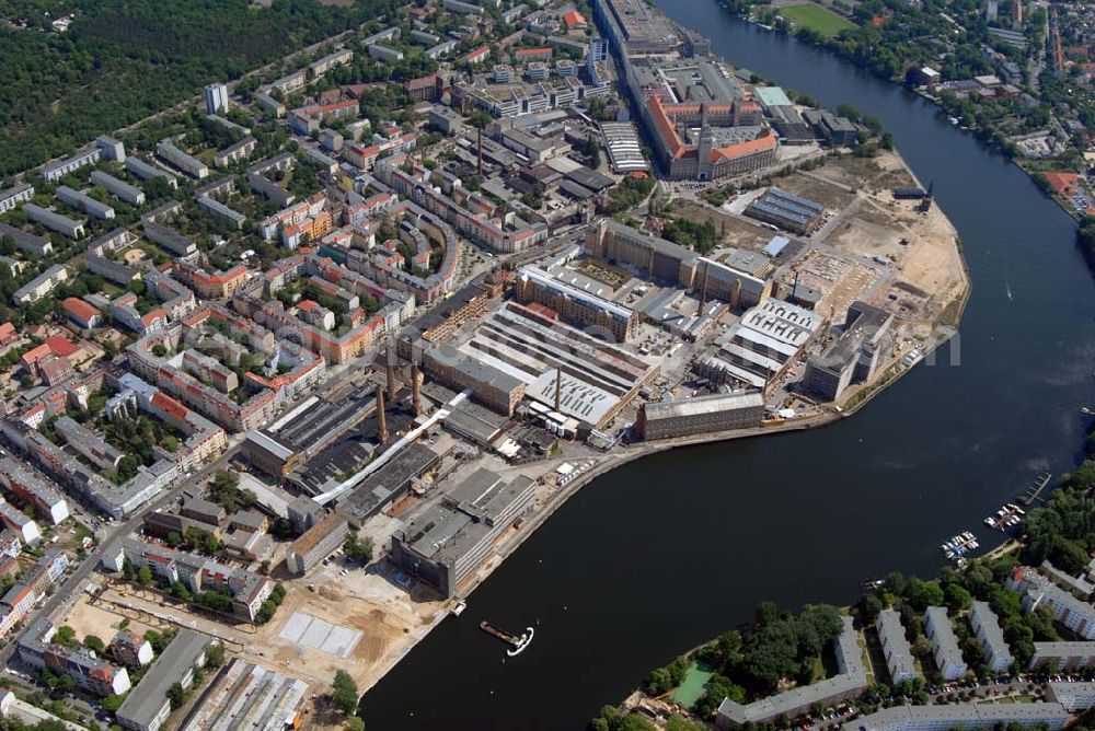 Aerial image Berlin - Blick auf das im Umbruch befindliche ehemalige Industriegebiet Oberschöneweide. Aufgrund der sich verändernden Marktlage für die ehemaligen Betriebe der DDR (z.B. Kabelwerk Oberspree KWO) kam es zu Massenentlassungen, Schließungen und Privatisierungen von Betrieben. Das war auch das Ende des traditionsreichen Berliner Industriestandortes.Die Industriegebäude Oberschöneweides stehen seit 1991 unter Denkmalschutz und sind ein Schwerpunkt der Berliner Industriedenkmalpflege.Am 1. Januar 2001 wurden auf Grund der Verwaltungsreform in Berlin die Bezirke Treptow und Köpenick zum neuen Großbezirk Treptow-Köpenick vereinigt. Seitdem liegt Oberschöneweide im neuen Bezirk Treptow-Köpenick