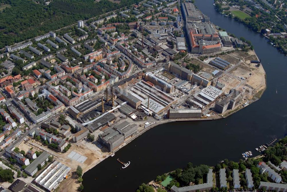 Aerial photograph Berlin - Blick auf das im Umbruch befindliche ehemalige Industriegebiet Oberschöneweide. Aufgrund der sich verändernden Marktlage für die ehemaligen Betriebe der DDR (z.B. Kabelwerk Oberspree KWO) kam es zu Massenentlassungen, Schließungen und Privatisierungen von Betrieben. Das war auch das Ende des traditionsreichen Berliner Industriestandortes.Die Industriegebäude Oberschöneweides stehen seit 1991 unter Denkmalschutz und sind ein Schwerpunkt der Berliner Industriedenkmalpflege.Am 1. Januar 2001 wurden auf Grund der Verwaltungsreform in Berlin die Bezirke Treptow und Köpenick zum neuen Großbezirk Treptow-Köpenick vereinigt. Seitdem liegt Oberschöneweide im neuen Bezirk Treptow-Köpenick