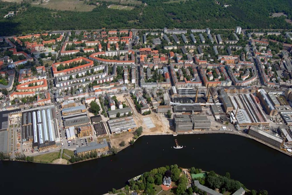 Berlin from above - Blick auf das im Umbruch befindliche ehemalige Industriegebiet Oberschöneweide. Aufgrund der sich verändernden Marktlage für die ehemaligen Betriebe der DDR (z.B. Kabelwerk Oberspree KWO) kam es zu Massenentlassungen, Schließungen und Privatisierungen von Betrieben. Das war auch das Ende des traditionsreichen Berliner Industriestandortes.Die Industriegebäude Oberschöneweides stehen seit 1991 unter Denkmalschutz und sind ein Schwerpunkt der Berliner Industriedenkmalpflege.Am 1. Januar 2001 wurden auf Grund der Verwaltungsreform in Berlin die Bezirke Treptow und Köpenick zum neuen Großbezirk Treptow-Köpenick vereinigt. Seitdem liegt Oberschöneweide im neuen Bezirk Treptow-Köpenick