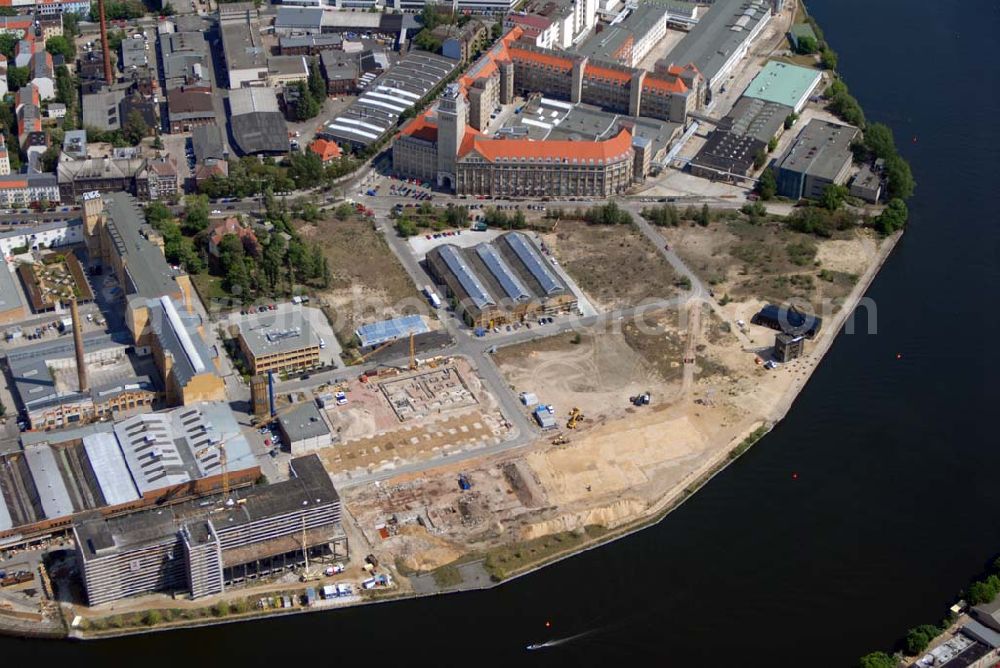 Aerial image Berlin - Blick auf das im Umbruch befindliche ehemalige Industriegebiet Oberschöneweide. Aufgrund der sich verändernden Marktlage für die ehemaligen Betriebe der DDR (z.B. Kabelwerk Oberspree KWO) kam es zu Massenentlassungen, Schließungen und Privatisierungen von Betrieben. Das war auch das Ende des traditionsreichen Berliner Industriestandortes.Die Industriegebäude Oberschöneweides stehen seit 1991 unter Denkmalschutz und sind ein Schwerpunkt der Berliner Industriedenkmalpflege.Am 1. Januar 2001 wurden auf Grund der Verwaltungsreform in Berlin die Bezirke Treptow und Köpenick zum neuen Großbezirk Treptow-Köpenick vereinigt. Seitdem liegt Oberschöneweide im neuen Bezirk Treptow-Köpenick