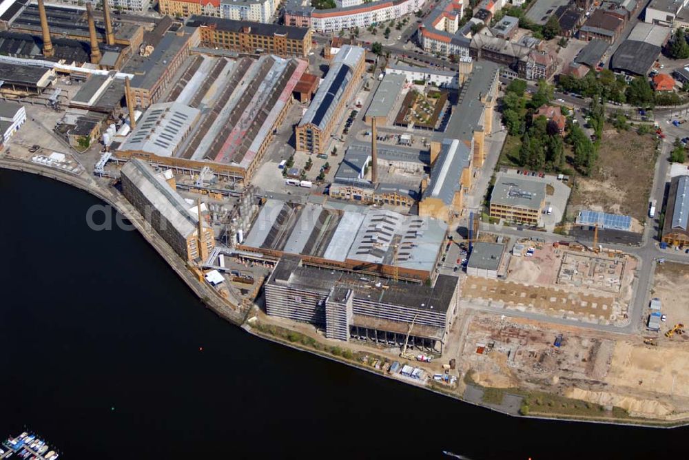 Aerial photograph Berlin - Blick auf das im Umbruch befindliche ehemalige Industriegebiet Oberschöneweide. Aufgrund der sich verändernden Marktlage für die ehemaligen Betriebe der DDR (z.B. Kabelwerk Oberspree KWO) kam es zu Massenentlassungen, Schließungen und Privatisierungen von Betrieben. Das war auch das Ende des traditionsreichen Berliner Industriestandortes.Die Industriegebäude Oberschöneweides stehen seit 1991 unter Denkmalschutz und sind ein Schwerpunkt der Berliner Industriedenkmalpflege.Am 1. Januar 2001 wurden auf Grund der Verwaltungsreform in Berlin die Bezirke Treptow und Köpenick zum neuen Großbezirk Treptow-Köpenick vereinigt. Seitdem liegt Oberschöneweide im neuen Bezirk Treptow-Köpenick