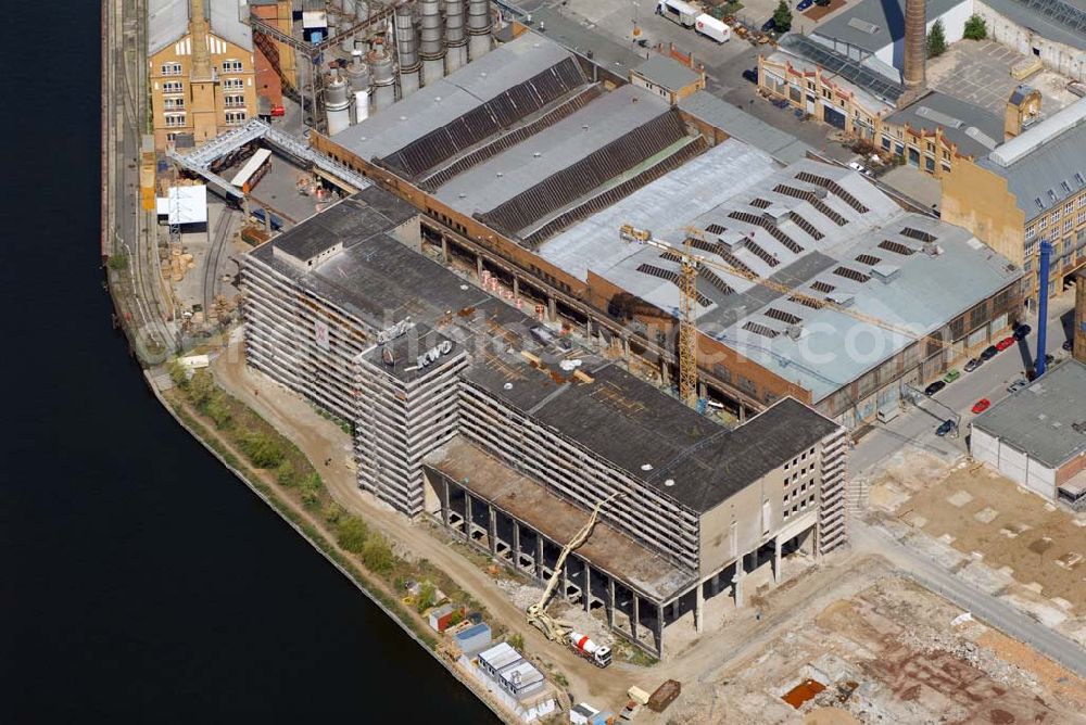 Berlin from above - Blick auf das im Umbruch befindliche ehemalige Industriegebiet Oberschöneweide. Aufgrund der sich verändernden Marktlage für die ehemaligen Betriebe der DDR (z.B. Kabelwerk Oberspree KWO) kam es zu Massenentlassungen, Schließungen und Privatisierungen von Betrieben. Das war auch das Ende des traditionsreichen Berliner Industriestandortes.Die Industriegebäude Oberschöneweides stehen seit 1991 unter Denkmalschutz und sind ein Schwerpunkt der Berliner Industriedenkmalpflege.Am 1. Januar 2001 wurden auf Grund der Verwaltungsreform in Berlin die Bezirke Treptow und Köpenick zum neuen Großbezirk Treptow-Köpenick vereinigt. Seitdem liegt Oberschöneweide im neuen Bezirk Treptow-Köpenick