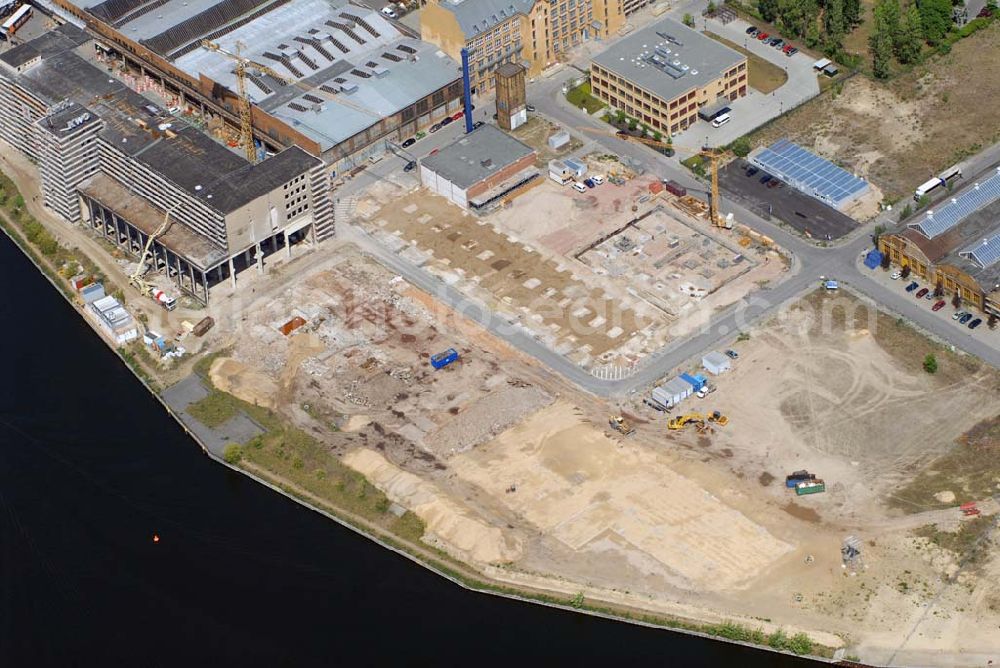 Aerial image Berlin - Blick auf das im Umbruch befindliche ehemalige Industriegebiet Oberschöneweide. Aufgrund der sich verändernden Marktlage für die ehemaligen Betriebe der DDR (z.B. Kabelwerk Oberspree KWO) kam es zu Massenentlassungen, Schließungen und Privatisierungen von Betrieben. Das war auch das Ende des traditionsreichen Berliner Industriestandortes.Die Industriegebäude Oberschöneweides stehen seit 1991 unter Denkmalschutz und sind ein Schwerpunkt der Berliner Industriedenkmalpflege.Am 1. Januar 2001 wurden auf Grund der Verwaltungsreform in Berlin die Bezirke Treptow und Köpenick zum neuen Großbezirk Treptow-Köpenick vereinigt. Seitdem liegt Oberschöneweide im neuen Bezirk Treptow-Köpenick