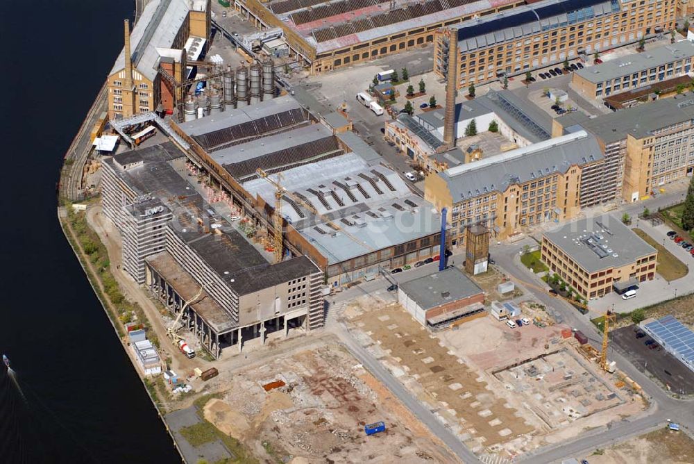 Aerial photograph Berlin - Blick auf das im Umbruch befindliche ehemalige Industriegebiet Oberschöneweide. Aufgrund der sich verändernden Marktlage für die ehemaligen Betriebe der DDR (z.B. Kabelwerk Oberspree KWO) kam es zu Massenentlassungen, Schließungen und Privatisierungen von Betrieben. Das war auch das Ende des traditionsreichen Berliner Industriestandortes.Die Industriegebäude Oberschöneweides stehen seit 1991 unter Denkmalschutz und sind ein Schwerpunkt der Berliner Industriedenkmalpflege.Am 1. Januar 2001 wurden auf Grund der Verwaltungsreform in Berlin die Bezirke Treptow und Köpenick zum neuen Großbezirk Treptow-Köpenick vereinigt. Seitdem liegt Oberschöneweide im neuen Bezirk Treptow-Köpenick