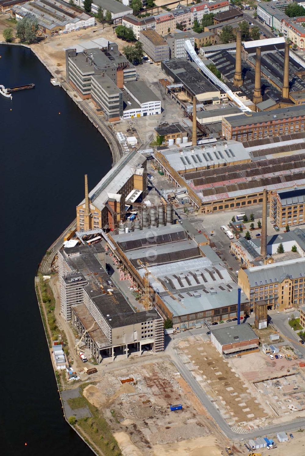 Berlin from above - Blick auf das im Umbruch befindliche ehemalige Industriegebiet Oberschöneweide. Aufgrund der sich verändernden Marktlage für die ehemaligen Betriebe der DDR (z.B. Kabelwerk Oberspree KWO) kam es zu Massenentlassungen, Schließungen und Privatisierungen von Betrieben. Das war auch das Ende des traditionsreichen Berliner Industriestandortes.Die Industriegebäude Oberschöneweides stehen seit 1991 unter Denkmalschutz und sind ein Schwerpunkt der Berliner Industriedenkmalpflege.Am 1. Januar 2001 wurden auf Grund der Verwaltungsreform in Berlin die Bezirke Treptow und Köpenick zum neuen Großbezirk Treptow-Köpenick vereinigt. Seitdem liegt Oberschöneweide im neuen Bezirk Treptow-Köpenick