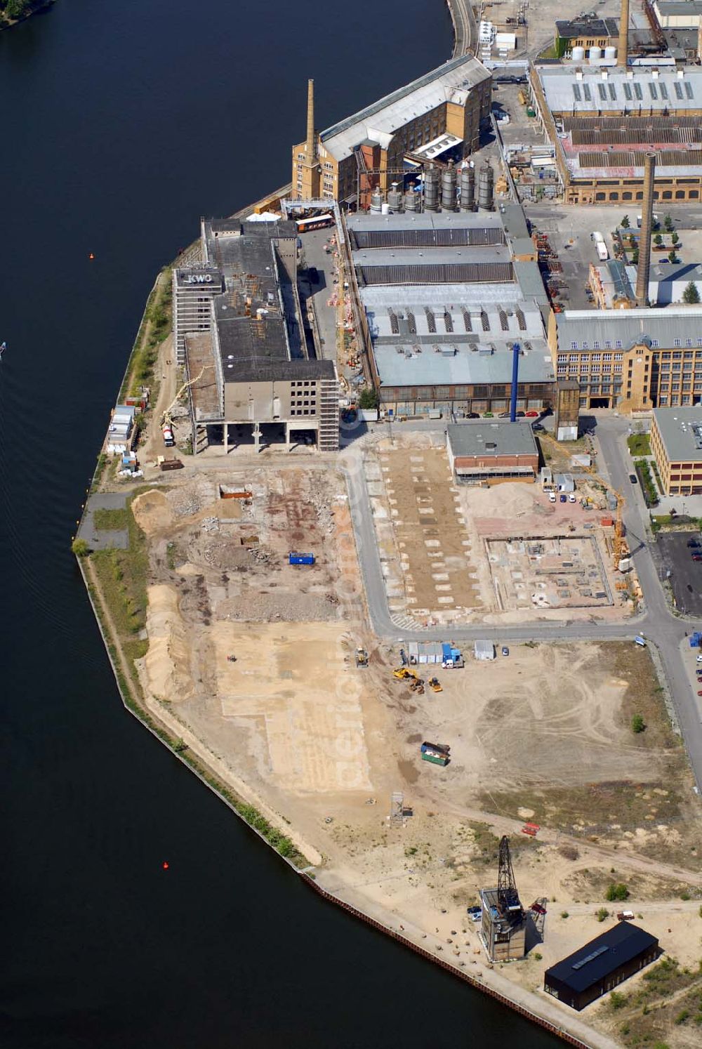 Berlin from the bird's eye view: Blick auf das im Umbruch befindliche ehemalige Industriegebiet Oberschöneweide. Aufgrund der sich verändernden Marktlage für die ehemaligen Betriebe der DDR (z.B. Kabelwerk Oberspree KWO) kam es zu Massenentlassungen, Schließungen und Privatisierungen von Betrieben. Das war auch das Ende des traditionsreichen Berliner Industriestandortes.Die Industriegebäude Oberschöneweides stehen seit 1991 unter Denkmalschutz und sind ein Schwerpunkt der Berliner Industriedenkmalpflege.Am 1. Januar 2001 wurden auf Grund der Verwaltungsreform in Berlin die Bezirke Treptow und Köpenick zum neuen Großbezirk Treptow-Köpenick vereinigt. Seitdem liegt Oberschöneweide im neuen Bezirk Treptow-Köpenick