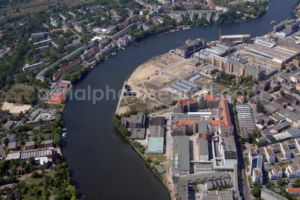 Aerial image Berlin - Blick auf das im Umbruch befindliche ehemalige Industriegebiet Oberschöneweide. Aufgrund der sich verändernden Marktlage für die ehemaligen Betriebe der DDR (z.B. Kabelwerk Oberspree KWO) kam es zu Massenentlassungen, Schließungen und Privatisierungen von Betrieben. Das war auch das Ende des traditionsreichen Berliner Industriestandortes.Die Industriegebäude Oberschöneweides stehen seit 1991 unter Denkmalschutz und sind ein Schwerpunkt der Berliner Industriedenkmalpflege.Am 1. Januar 2001 wurden auf Grund der Verwaltungsreform in Berlin die Bezirke Treptow und Köpenick zum neuen Großbezirk Treptow-Köpenick vereinigt. Seitdem liegt Oberschöneweide im neuen Bezirk Treptow-Köpenick