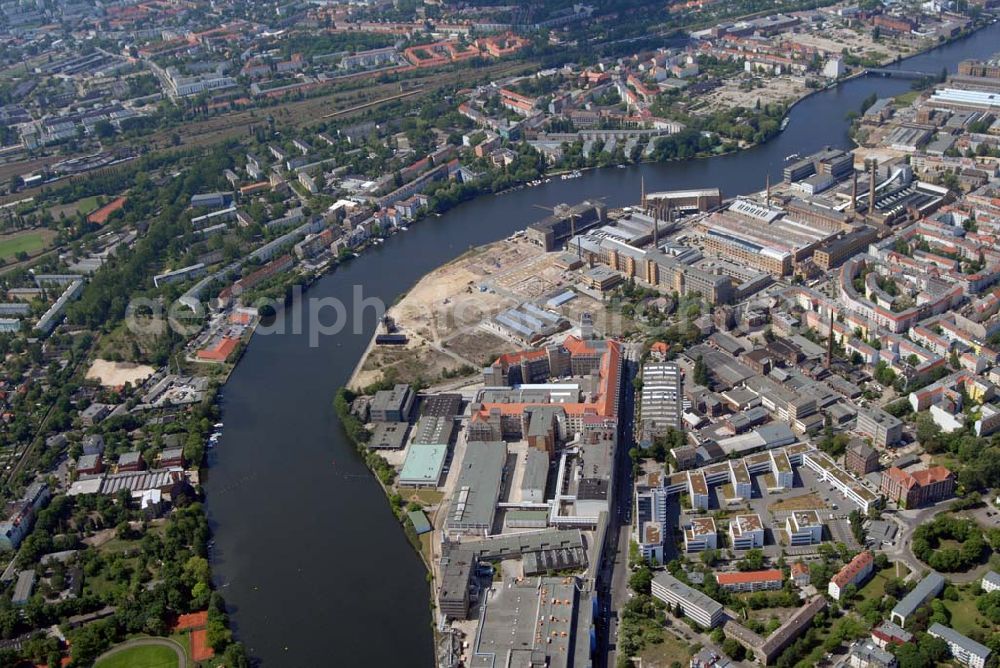 Aerial photograph Berlin - Blick auf das im Umbruch befindliche ehemalige Industriegebiet Oberschöneweide. Aufgrund der sich verändernden Marktlage für die ehemaligen Betriebe der DDR (z.B. Kabelwerk Oberspree KWO) kam es zu Massenentlassungen, Schließungen und Privatisierungen von Betrieben. Das war auch das Ende des traditionsreichen Berliner Industriestandortes.Die Industriegebäude Oberschöneweides stehen seit 1991 unter Denkmalschutz und sind ein Schwerpunkt der Berliner Industriedenkmalpflege.Am 1. Januar 2001 wurden auf Grund der Verwaltungsreform in Berlin die Bezirke Treptow und Köpenick zum neuen Großbezirk Treptow-Köpenick vereinigt. Seitdem liegt Oberschöneweide im neuen Bezirk Treptow-Köpenick