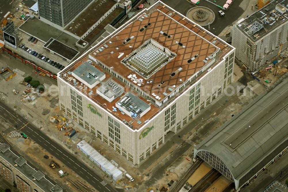 Aerial photograph Berlin Mitte - Blick auf das umgebaute und neu eröffnete Galeria Kaufhof Flaggschiff am Berliner Alexanderplatz