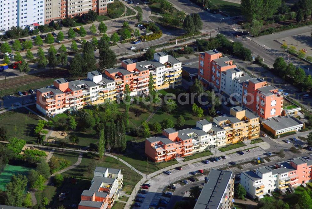 Aerial image Berlin-Marzahn - 19.08.2006 Blick die umgebaute Wohnsiedlung Havemannstraße - Rosenbecker Straße / Eichhorster Straße in Berlin-Marzahn / Ahrensfelde. Ein Projekt der DEGEWO / WBG Marzahn. Baufirmen: