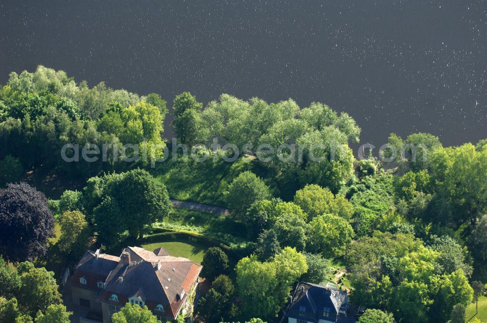 Aerial image Potsdam - Babelsberg - Blick auf den umstrittenen Uferweg am Griebnitzsee in Potsdam - Babelsberg. Der ehemalige Grenzkontrollweg im ehemaligen DDR- Grenzstriefen zu Westberlin schnitt jahrzehntelang die Villenkolonie Neubabelsberg in Potsdam, Brandenburg von Berlin ab. Eine der bekanntesten Villen ist die Villa Stalin, in der Josef Stalin von 16.07.1945 bis 02.08.1945 sein Quartier bezog. Views on the controversial path along the Griebnitzsee in Potsdam - Babelsberg. The former control path in the former East German border strips cut for years, West Berlin from the villa colony Neubabelsberg in Potsdam from Berlin.