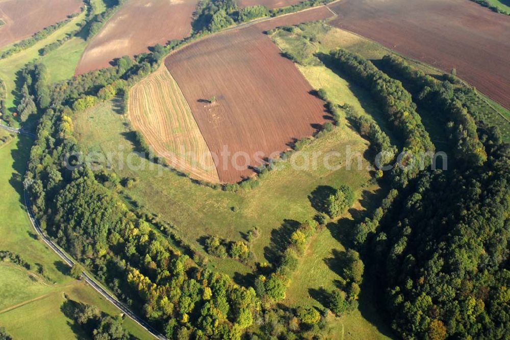 Kella from the bird's eye view: Kella ist eine Gemeinde im thüringischen Landkreis Eichsfeld. Sie gehört zur Verwaltungsgemeinschaft Ershausen/Geismar.Verbandsverwaltung: Kreisstr. 4; 37308 Schimberg; Webpräsenz: