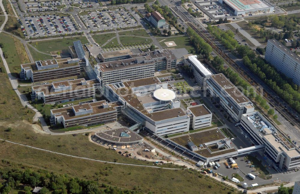 Aerial photograph Jena - Blick auf das Universitätsklinikum der Friedrich-Schiller-Universität am Standort Jena-Lobeda. Nach der Fertigstellung des Neubaus zogen viele der Institute vom Standort Innenstadt nach Lobeda wodurch sich der Schwerpunkt auf diesen neuen Standort verlagerte. Am Standort Lobeda befinden sich nun zehn verschiedene Kliniken, unter an derem die Klinik für Anästhesiologie und Intensivtherapie, Herz- und Thoraxchirurgie, Innere Medizin I-III und an dere. Das Universitätsklinikum Jena ist das einzige Universitätsklinikum Thüringens und mit über 4000 Mitarbeitern größter Arbeitgeber der Region. Kontakt: Universitätsklinikum Jena, Erlanger Allee 101 07743 Jena, Tel. +49(0)3641 9320850, Email: info@med.uni-jena.de