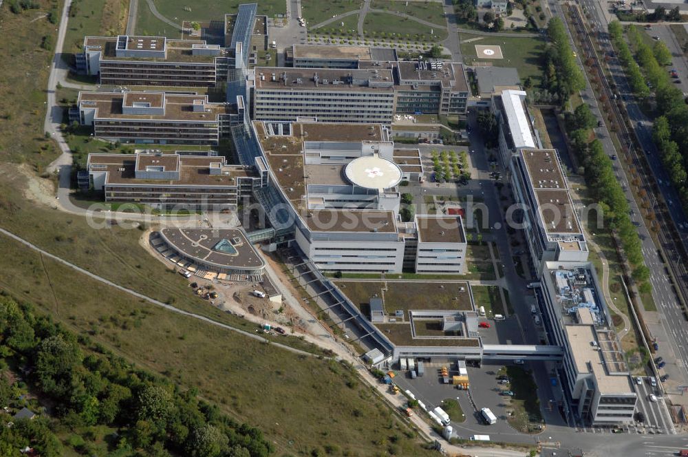 Jena from above - Blick auf das Universitätsklinikum der Friedrich-Schiller-Universität am Standort Jena-Lobeda. Nach der Fertigstellung des Neubaus zogen viele der Institute vom Standort Innenstadt nach Lobeda wodurch sich der Schwerpunkt auf diesen neuen Standort verlagerte. Am Standort Lobeda befinden sich nun zehn verschiedene Kliniken, unter an derem die Klinik für Anästhesiologie und Intensivtherapie, Herz- und Thoraxchirurgie, Innere Medizin I-III und an dere. Das Universitätsklinikum Jena ist das einzige Universitätsklinikum Thüringens und mit über 4000 Mitarbeitern größter Arbeitgeber der Region. Kontakt: Universitätsklinikum Jena, Erlanger Allee 101 07743 Jena, Tel. +49(0)3641 9320850, Email: info@med.uni-jena.de