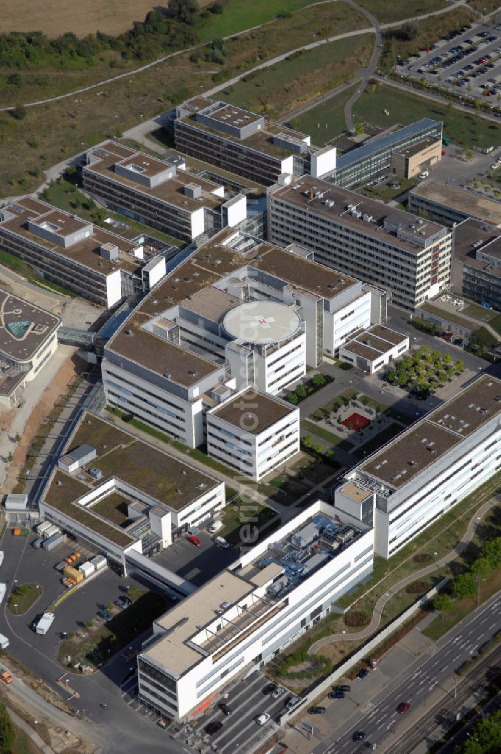 Jena from the bird's eye view: Blick auf das Universitätsklinikum der Friedrich-Schiller-Universität am Standort Jena-Lobeda. Nach der Fertigstellung des Neubaus zogen viele der Institute vom Standort Innenstadt nach Lobeda wodurch sich der Schwerpunkt auf diesen neuen Standort verlagerte. Am Standort Lobeda befinden sich nun zehn verschiedene Kliniken, unter an derem die Klinik für Anästhesiologie und Intensivtherapie, Herz- und Thoraxchirurgie, Innere Medizin I-III und an dere. Das Universitätsklinikum Jena ist das einzige Universitätsklinikum Thüringens und mit über 4000 Mitarbeitern größter Arbeitgeber der Region. Kontakt: Universitätsklinikum Jena, Erlanger Allee 101 07743 Jena, Tel. +49(0)3641 9320850, Email: info@med.uni-jena.de