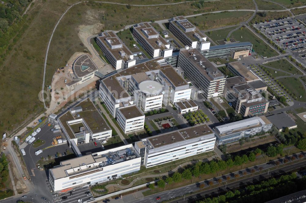 Aerial image Jena - Blick auf das Universitätsklinikum der Friedrich-Schiller-Universität am Standort Jena-Lobeda. Nach der Fertigstellung des Neubaus zogen viele der Institute vom Standort Innenstadt nach Lobeda wodurch sich der Schwerpunkt auf diesen neuen Standort verlagerte. Am Standort Lobeda befinden sich nun zehn verschiedene Kliniken, unter an derem die Klinik für Anästhesiologie und Intensivtherapie, Herz- und Thoraxchirurgie, Innere Medizin I-III und an dere. Das Universitätsklinikum Jena ist das einzige Universitätsklinikum Thüringens und mit über 4000 Mitarbeitern größter Arbeitgeber der Region. Kontakt: Universitätsklinikum Jena, Erlanger Allee 101 07743 Jena, Tel. +49(0)3641 9320850, Email: info@med.uni-jena.de