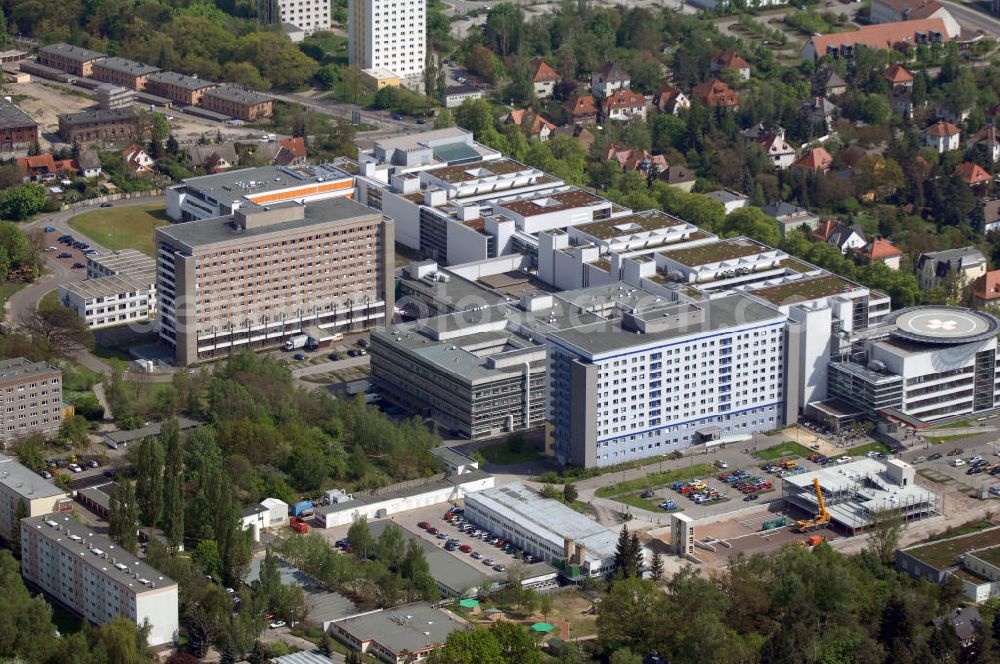 Aerial photograph Halle - Blick auf das Universitätsklinikum Kröllwitz mit angrenzendem Wohngebiet. Es bietet breitgefächerte Kliniken und Institute. Es beschöftigt ca. 3000 Mitarbeiter, es stehen 1100 Betten zur Verfügung. Adresse: Universitätsklinikum Halle (Saale), Ernst-Grube-Str. 40, 06097 Halle (Saale), Tel. +49 (0)345 557 0 , Fax +49 (0)345 557 2444, Email: jens.mueller@medizin.uni-halle.de