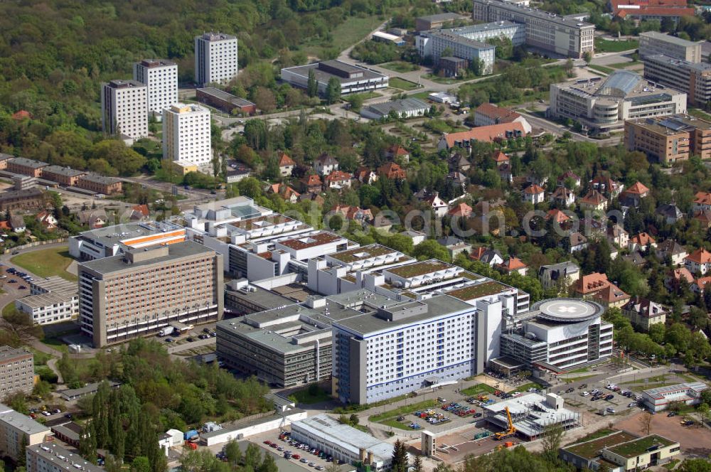 Halle from above - Blick auf das Universitätsklinikum Kröllwitz mit angrenzendem Wohngebiet. Es bietet breitgefächerte Kliniken und Institute. Es beschöftigt ca. 3000 Mitarbeiter, es stehen 1100 Betten zur Verfügung. Adresse: Universitätsklinikum Halle (Saale), Ernst-Grube-Str. 40, 06097 Halle (Saale), Tel. +49 (0)345 557 0 , Fax +49 (0)345 557 2444, Email: jens.mueller@medizin.uni-halle.de