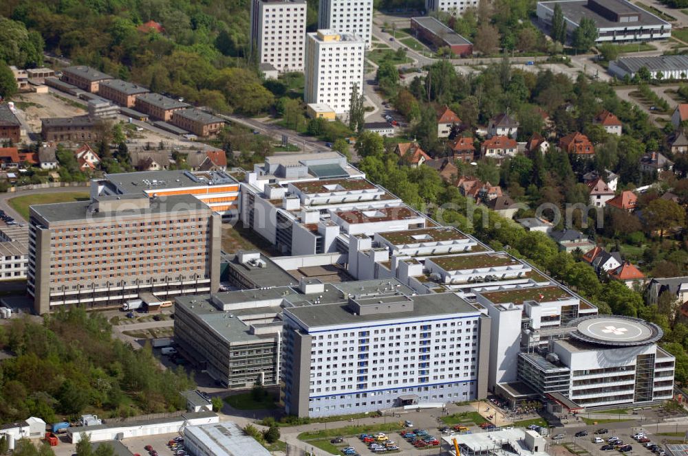 Halle from the bird's eye view: Blick auf das Universitätsklinikum Kröllwitz mit angrenzendem Wohngebiet. Es bietet breitgefächerte Kliniken und Institute. Es beschöftigt ca. 3000 Mitarbeiter, es stehen 1100 Betten zur Verfügung. Adresse: Universitätsklinikum Halle (Saale), Ernst-Grube-Str. 40, 06097 Halle (Saale), Tel. +49 (0)345 557 0 , Fax +49 (0)345 557 2444, Email: jens.mueller@medizin.uni-halle.de