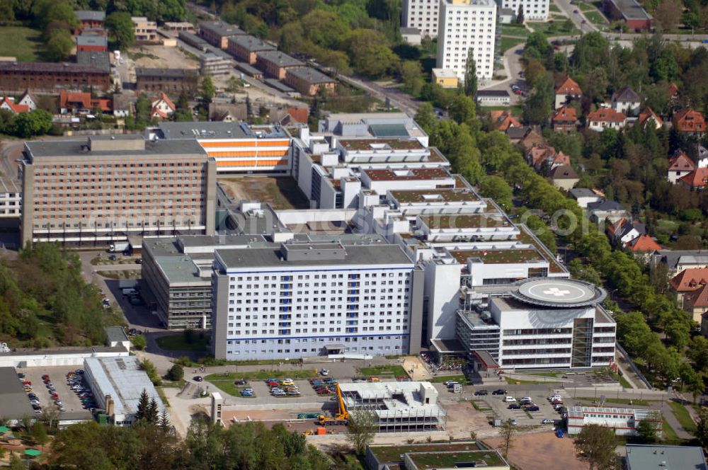 Aerial image Halle - Blick auf das Universitätsklinikum Kröllwitz mit angrenzendem Wohngebiet. Es bietet breitgefächerte Kliniken und Institute. Es beschöftigt ca. 3000 Mitarbeiter, es stehen 1100 Betten zur Verfügung. Adresse: Universitätsklinikum Halle (Saale), Ernst-Grube-Str. 40, 06097 Halle (Saale), Tel. +49 (0)345 557 0 , Fax +49 (0)345 557 2444, Email: jens.mueller@medizin.uni-halle.de