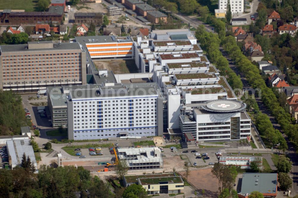 Aerial photograph Halle - Blick auf das Universitätsklinikum Kröllwitz mit angrenzendem Wohngebiet. Es bietet breitgefächerte Kliniken und Institute. Es beschöftigt ca. 3000 Mitarbeiter, es stehen 1100 Betten zur Verfügung. Adresse: Universitätsklinikum Halle (Saale), Ernst-Grube-Str. 40, 06097 Halle (Saale), Tel. +49 (0)345 557 0 , Fax +49 (0)345 557 2444, Email: jens.mueller@medizin.uni-halle.de