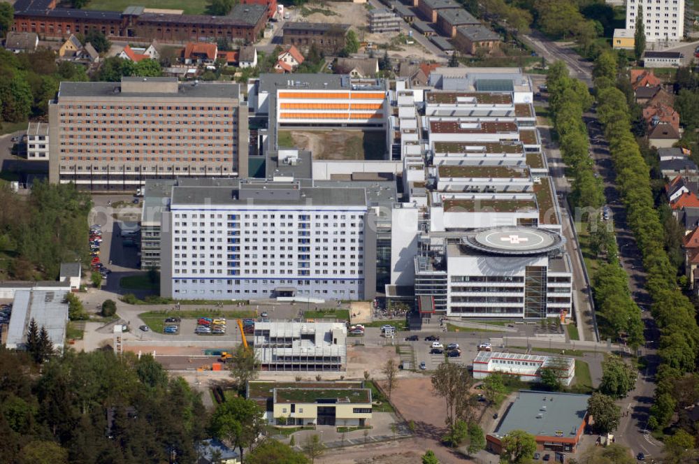 Halle from above - Blick auf das Universitätsklinikum Kröllwitz mit angrenzendem Wohngebiet. Es bietet breitgefächerte Kliniken und Institute. Es beschöftigt ca. 3000 Mitarbeiter, es stehen 1100 Betten zur Verfügung. Adresse: Universitätsklinikum Halle (Saale), Ernst-Grube-Str. 40, 06097 Halle (Saale), Tel. +49 (0)345 557 0 , Fax +49 (0)345 557 2444, Email: jens.mueller@medizin.uni-halle.de