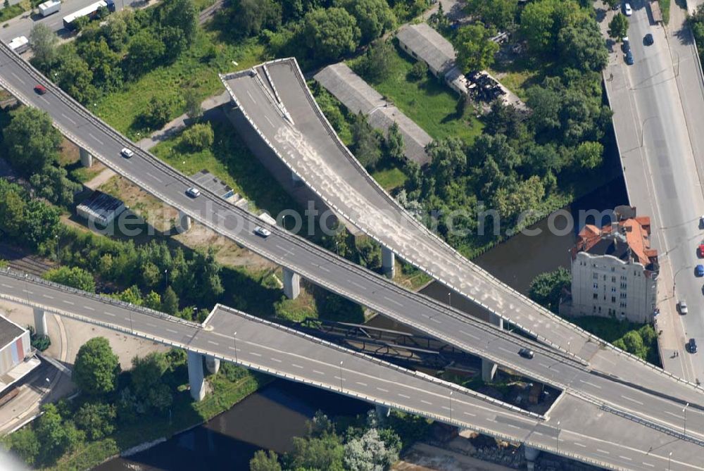 Berlin from above - Blick auf die unvollendete A100 an der Rattenburg (Gottlieb-Dunkel-Str. 19) in Berlin-Tempelhof. Seinen Namen hat das 1910 erbaute Haus, seit dem im Keller Wasserratten Unterschlupf gefunden haben. Die Rattenburg trotzte schon so manchen Abrissversuchen. Z.B. in den 70er Jahren, als der Bau der A100 eigentlich direkt durchs Grundstück der Rattenburg führen sollte; oder als sie 20 Jahre später der Verbreiterung des Teltowkanals weichen sollte.