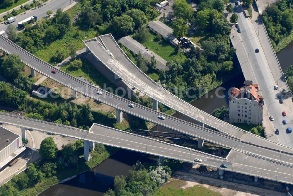 Berlin from the bird's eye view: Blick auf die unvollendete A100 an der Rattenburg (Gottlieb-Dunkel-Str. 19) in Berlin-Tempelhof. Seinen Namen hat das 1910 erbaute Haus, seit dem im Keller Wasserratten Unterschlupf gefunden haben. Die Rattenburg trotzte schon so manchen Abrissversuchen. Z.B. in den 70er Jahren, als der Bau der A100 eigentlich direkt durchs Grundstück der Rattenburg führen sollte; oder als sie 20 Jahre später der Verbreiterung des Teltowkanals weichen sollte.