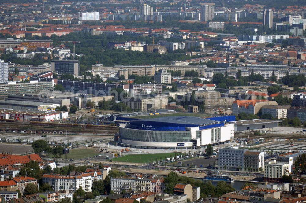 Berlin from the bird's eye view: Blick auf die o2 - Veranstaltungsarena in Berlin - Friedrichshain. Bei der O2 World handelt es sich um eine multifunktionale Veranstaltungshalle in Berlin zwischen Ostbahnhof und Warschauer Straße im Bezirk Friedrichshain-Kreuzberg. Die Grundsteinlegung erfolgte am 13. September 2006. In der Halle sollen Sportveranstaltungen wie Eishockey und Basketball, Sikveranstaltungen sowie viele weitere Events stattfinden. Bauherr und Investor ist die Anschutz Entertainment Group, die weltweit Arenen, Theater sowie verschiedene Tochterfirmen besitzt, betreibt und promotet. Die Firma O2 Germany hat die Namensrechte an der Arena in Berlin erworben.Mit bis zu 17.000 Sitz- und Stehplätzen, 59 Entertainment-Suiten soll die O2 World die größte Veranstaltungshalle Berlins werden und eine Vielzahl von Events ermöglichen.Für den Profi-Eishockeyclub Eisbären Berlin soll die Arena die neue sportliche Heimat werden.Anschrift: Anschutz Entertainment Group Q 207 Friedrichrichstraße 76,10117 Berlin,Tel.: +49 (0)30-20 60 70 80 Fax: +49 (0)30-20 60 70 81 11, presse@o2-world.de