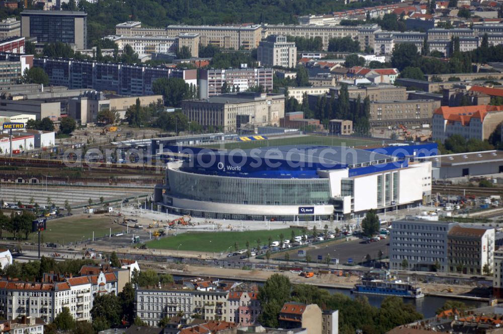 Aerial image Berlin - Blick auf die o2 - Veranstaltungsarena in Berlin - Friedrichshain. Bei der O2 World handelt es sich um eine multifunktionale Veranstaltungshalle in Berlin zwischen Ostbahnhof und Warschauer Straße im Bezirk Friedrichshain-Kreuzberg. Die Grundsteinlegung erfolgte am 13. September 2006. In der Halle sollen Sportveranstaltungen wie Eishockey und Basketball, Sikveranstaltungen sowie viele weitere Events stattfinden. Bauherr und Investor ist die Anschutz Entertainment Group, die weltweit Arenen, Theater sowie verschiedene Tochterfirmen besitzt, betreibt und promotet. Die Firma O2 Germany hat die Namensrechte an der Arena in Berlin erworben.Mit bis zu 17.000 Sitz- und Stehplätzen, 59 Entertainment-Suiten soll die O2 World die größte Veranstaltungshalle Berlins werden und eine Vielzahl von Events ermöglichen.Für den Profi-Eishockeyclub Eisbären Berlin soll die Arena die neue sportliche Heimat werden.Anschrift: Anschutz Entertainment Group Q 207 Friedrichrichstraße 76,10117 Berlin,Tel.: +49 (0)30-20 60 70 80 Fax: +49 (0)30-20 60 70 81 11, presse@o2-world.de