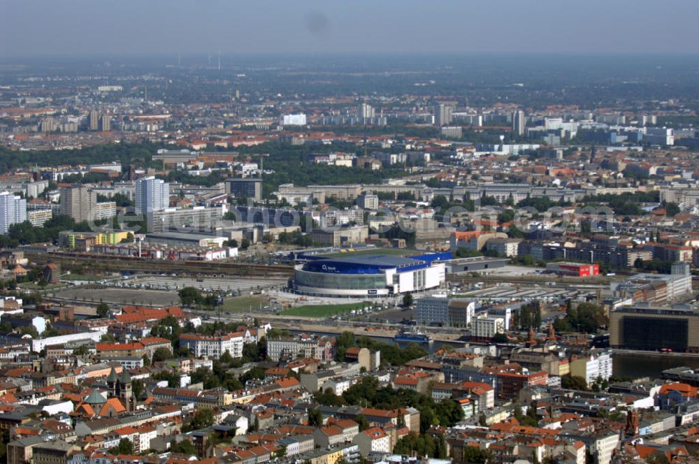 Aerial photograph Berlin - Blick auf die o2 - Veranstaltungsarena in Berlin - Friedrichshain. Bei der O2 World handelt es sich um eine multifunktionale Veranstaltungshalle in Berlin zwischen Ostbahnhof und Warschauer Straße im Bezirk Friedrichshain-Kreuzberg. Die Grundsteinlegung erfolgte am 13. September 2006. In der Halle sollen Sportveranstaltungen wie Eishockey und Basketball, Sikveranstaltungen sowie viele weitere Events stattfinden. Bauherr und Investor ist die Anschutz Entertainment Group, die weltweit Arenen, Theater sowie verschiedene Tochterfirmen besitzt, betreibt und promotet. Die Firma O2 Germany hat die Namensrechte an der Arena in Berlin erworben.Mit bis zu 17.000 Sitz- und Stehplätzen, 59 Entertainment-Suiten soll die O2 World die größte Veranstaltungshalle Berlins werden und eine Vielzahl von Events ermöglichen.Für den Profi-Eishockeyclub Eisbären Berlin soll die Arena die neue sportliche Heimat werden.Anschrift: Anschutz Entertainment Group Q 207 Friedrichrichstraße 76,10117 Berlin,Tel.: +49 (0)30-20 60 70 80 Fax: +49 (0)30-20 60 70 81 11, presse@o2-world.de