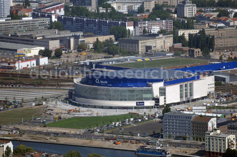 Berlin from the bird's eye view: Blick auf die o2 - Veranstaltungsarena in Berlin - Friedrichshain. Bei der O2 World handelt es sich um eine multifunktionale Veranstaltungshalle in Berlin zwischen Ostbahnhof und Warschauer Straße im Bezirk Friedrichshain-Kreuzberg. Die Grundsteinlegung erfolgte am 13. September 2006. In der Halle sollen Sportveranstaltungen wie Eishockey und Basketball, Sikveranstaltungen sowie viele weitere Events stattfinden. Bauherr und Investor ist die Anschutz Entertainment Group, die weltweit Arenen, Theater sowie verschiedene Tochterfirmen besitzt, betreibt und promotet. Die Firma O2 Germany hat die Namensrechte an der Arena in Berlin erworben.Mit bis zu 17.000 Sitz- und Stehplätzen, 59 Entertainment-Suiten soll die O2 World die größte Veranstaltungshalle Berlins werden und eine Vielzahl von Events ermöglichen.Für den Profi-Eishockeyclub Eisbären Berlin soll die Arena die neue sportliche Heimat werden.Anschrift: Anschutz Entertainment Group Q 207 Friedrichrichstraße 76,10117 Berlin,Tel.: +49 (0)30-20 60 70 80 Fax: +49 (0)30-20 60 70 81 11, presse@o2-world.de