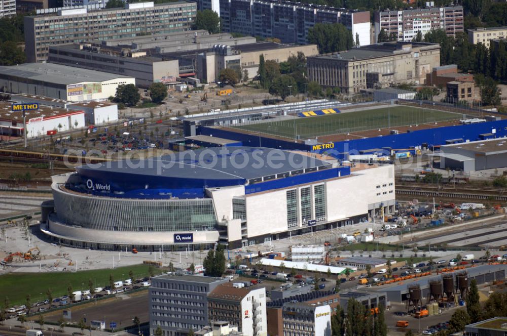 Aerial image Berlin - Blick auf die o2 - Veranstaltungsarena in Berlin - Friedrichshain. Bei der O2 World handelt es sich um eine multifunktionale Veranstaltungshalle in Berlin zwischen Ostbahnhof und Warschauer Straße im Bezirk Friedrichshain-Kreuzberg. Die Grundsteinlegung erfolgte am 13. September 2006. In der Halle sollen Sportveranstaltungen wie Eishockey und Basketball, Sikveranstaltungen sowie viele weitere Events stattfinden. Bauherr und Investor ist die Anschutz Entertainment Group, die weltweit Arenen, Theater sowie verschiedene Tochterfirmen besitzt, betreibt und promotet. Die Firma O2 Germany hat die Namensrechte an der Arena in Berlin erworben.Mit bis zu 17.000 Sitz- und Stehplätzen, 59 Entertainment-Suiten soll die O2 World die größte Veranstaltungshalle Berlins werden und eine Vielzahl von Events ermöglichen.Für den Profi-Eishockeyclub Eisbären Berlin soll die Arena die neue sportliche Heimat werden.Anschrift: Anschutz Entertainment Group Q 207 Friedrichrichstraße 76,10117 Berlin,Tel.: +49 (0)30-20 60 70 80 Fax: +49 (0)30-20 60 70 81 11, presse@o2-world.de