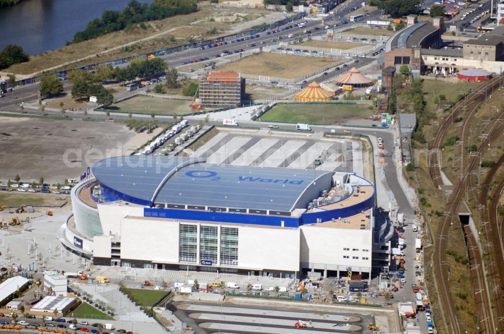 Aerial photograph Berlin - Blick auf die o2 - Veranstaltungsarena in Berlin - Friedrichshain. Bei der O2 World handelt es sich um eine multifunktionale Veranstaltungshalle in Berlin zwischen Ostbahnhof und Warschauer Straße im Bezirk Friedrichshain-Kreuzberg. Die Grundsteinlegung erfolgte am 13. September 2006. In der Halle sollen Sportveranstaltungen wie Eishockey und Basketball, Sikveranstaltungen sowie viele weitere Events stattfinden. Bauherr und Investor ist die Anschutz Entertainment Group, die weltweit Arenen, Theater sowie verschiedene Tochterfirmen besitzt, betreibt und promotet. Die Firma O2 Germany hat die Namensrechte an der Arena in Berlin erworben.Mit bis zu 17.000 Sitz- und Stehplätzen, 59 Entertainment-Suiten soll die O2 World die größte Veranstaltungshalle Berlins werden und eine Vielzahl von Events ermöglichen.Für den Profi-Eishockeyclub Eisbären Berlin soll die Arena die neue sportliche Heimat werden.Anschrift: Anschutz Entertainment Group Q 207 Friedrichrichstraße 76,10117 Berlin,Tel.: +49 (0)30-20 60 70 80 Fax: +49 (0)30-20 60 70 81 11, presse@o2-world.de