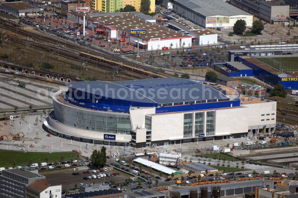 Berlin from above - Blick auf die o2 - Veranstaltungsarena in Berlin - Friedrichshain. Bei der O2 World handelt es sich um eine multifunktionale Veranstaltungshalle in Berlin zwischen Ostbahnhof und Warschauer Straße im Bezirk Friedrichshain-Kreuzberg. Die Grundsteinlegung erfolgte am 13. September 2006. In der Halle sollen Sportveranstaltungen wie Eishockey und Basketball, Sikveranstaltungen sowie viele weitere Events stattfinden. Bauherr und Investor ist die Anschutz Entertainment Group, die weltweit Arenen, Theater sowie verschiedene Tochterfirmen besitzt, betreibt und promotet. Die Firma O2 Germany hat die Namensrechte an der Arena in Berlin erworben.Mit bis zu 17.000 Sitz- und Stehplätzen, 59 Entertainment-Suiten soll die O2 World die größte Veranstaltungshalle Berlins werden und eine Vielzahl von Events ermöglichen.Für den Profi-Eishockeyclub Eisbären Berlin soll die Arena die neue sportliche Heimat werden.Anschrift: Anschutz Entertainment Group Q 207 Friedrichrichstraße 76,10117 Berlin,Tel.: +49 (0)30-20 60 70 80 Fax: +49 (0)30-20 60 70 81 11, presse@o2-world.de