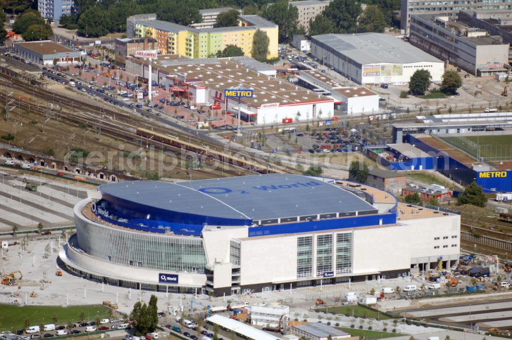 Berlin from the bird's eye view: Blick auf die o2 - Veranstaltungsarena in Berlin - Friedrichshain. Bei der O2 World handelt es sich um eine multifunktionale Veranstaltungshalle in Berlin zwischen Ostbahnhof und Warschauer Straße im Bezirk Friedrichshain-Kreuzberg. Die Grundsteinlegung erfolgte am 13. September 2006. In der Halle sollen Sportveranstaltungen wie Eishockey und Basketball, Sikveranstaltungen sowie viele weitere Events stattfinden. Bauherr und Investor ist die Anschutz Entertainment Group, die weltweit Arenen, Theater sowie verschiedene Tochterfirmen besitzt, betreibt und promotet. Die Firma O2 Germany hat die Namensrechte an der Arena in Berlin erworben.Mit bis zu 17.000 Sitz- und Stehplätzen, 59 Entertainment-Suiten soll die O2 World die größte Veranstaltungshalle Berlins werden und eine Vielzahl von Events ermöglichen.Für den Profi-Eishockeyclub Eisbären Berlin soll die Arena die neue sportliche Heimat werden.Anschrift: Anschutz Entertainment Group Q 207 Friedrichrichstraße 76,10117 Berlin,Tel.: +49 (0)30-20 60 70 80 Fax: +49 (0)30-20 60 70 81 11, presse@o2-world.de