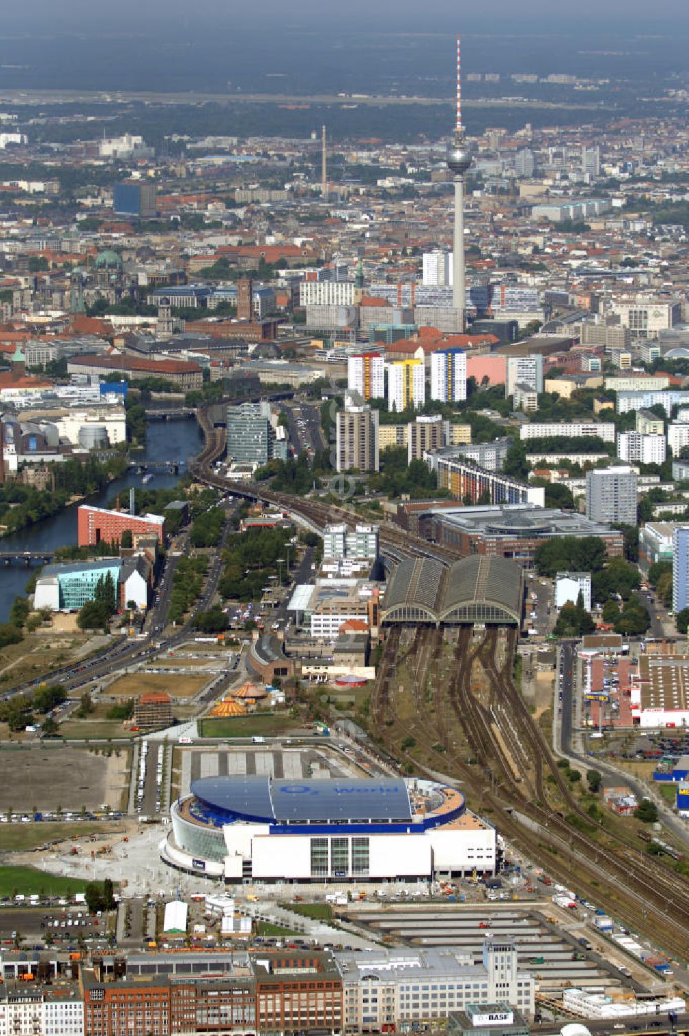 Aerial image Berlin - Blick auf die o2 - Veranstaltungsarena in Berlin - Friedrichshain. Bei der O2 World handelt es sich um eine multifunktionale Veranstaltungshalle in Berlin zwischen Ostbahnhof und Warschauer Straße im Bezirk Friedrichshain-Kreuzberg. Die Grundsteinlegung erfolgte am 13. September 2006. In der Halle sollen Sportveranstaltungen wie Eishockey und Basketball, Sikveranstaltungen sowie viele weitere Events stattfinden. Bauherr und Investor ist die Anschutz Entertainment Group, die weltweit Arenen, Theater sowie verschiedene Tochterfirmen besitzt, betreibt und promotet. Die Firma O2 Germany hat die Namensrechte an der Arena in Berlin erworben.Mit bis zu 17.000 Sitz- und Stehplätzen, 59 Entertainment-Suiten soll die O2 World die größte Veranstaltungshalle Berlins werden und eine Vielzahl von Events ermöglichen.Für den Profi-Eishockeyclub Eisbären Berlin soll die Arena die neue sportliche Heimat werden.Anschrift: Anschutz Entertainment Group Q 207 Friedrichrichstraße 76,10117 Berlin,Tel.: +49 (0)30-20 60 70 80 Fax: +49 (0)30-20 60 70 81 11, presse@o2-world.de