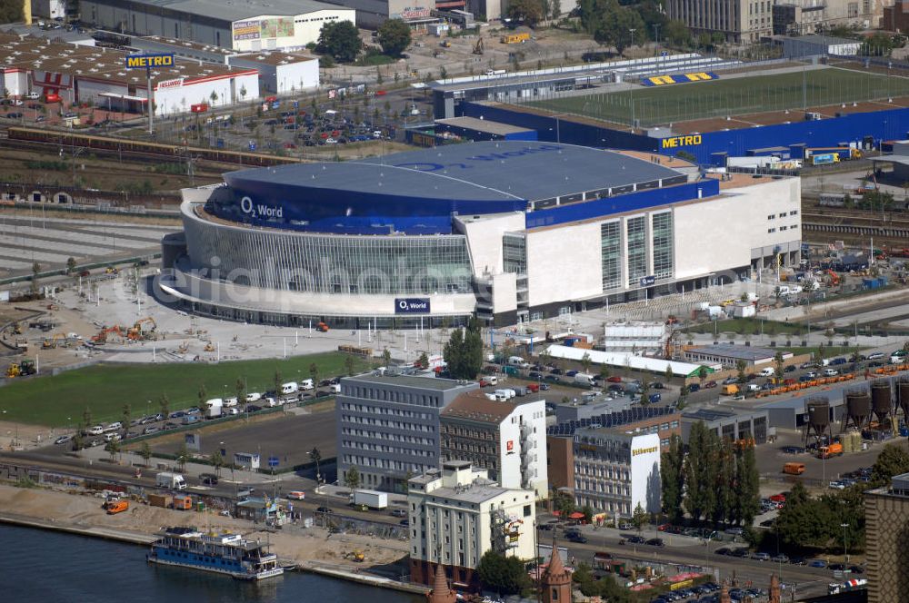 Aerial photograph Berlin - Blick auf die o2 - Veranstaltungsarena in Berlin - Friedrichshain. Bei der O2 World handelt es sich um eine multifunktionale Veranstaltungshalle in Berlin zwischen Ostbahnhof und Warschauer Straße im Bezirk Friedrichshain-Kreuzberg. Die Grundsteinlegung erfolgte am 13. September 2006. In der Halle sollen Sportveranstaltungen wie Eishockey und Basketball, Sikveranstaltungen sowie viele weitere Events stattfinden. Bauherr und Investor ist die Anschutz Entertainment Group, die weltweit Arenen, Theater sowie verschiedene Tochterfirmen besitzt, betreibt und promotet. Die Firma O2 Germany hat die Namensrechte an der Arena in Berlin erworben.Mit bis zu 17.000 Sitz- und Stehplätzen, 59 Entertainment-Suiten soll die O2 World die größte Veranstaltungshalle Berlins werden und eine Vielzahl von Events ermöglichen.Für den Profi-Eishockeyclub Eisbären Berlin soll die Arena die neue sportliche Heimat werden.Anschrift: Anschutz Entertainment Group Q 207 Friedrichrichstraße 76,10117 Berlin,Tel.: +49 (0)30-20 60 70 80 Fax: +49 (0)30-20 60 70 81 11, presse@o2-world.de