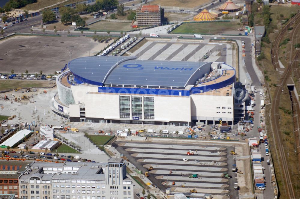 Berlin from above - Blick auf die o2 - Veranstaltungsarena in Berlin - Friedrichshain. Bei der O2 World handelt es sich um eine multifunktionale Veranstaltungshalle in Berlin zwischen Ostbahnhof und Warschauer Straße im Bezirk Friedrichshain-Kreuzberg. Die Grundsteinlegung erfolgte am 13. September 2006. In der Halle sollen Sportveranstaltungen wie Eishockey und Basketball, Sikveranstaltungen sowie viele weitere Events stattfinden. Bauherr und Investor ist die Anschutz Entertainment Group, die weltweit Arenen, Theater sowie verschiedene Tochterfirmen besitzt, betreibt und promotet. Die Firma O2 Germany hat die Namensrechte an der Arena in Berlin erworben.Mit bis zu 17.000 Sitz- und Stehplätzen, 59 Entertainment-Suiten soll die O2 World die größte Veranstaltungshalle Berlins werden und eine Vielzahl von Events ermöglichen.Für den Profi-Eishockeyclub Eisbären Berlin soll die Arena die neue sportliche Heimat werden.Anschrift: Anschutz Entertainment Group Q 207 Friedrichrichstraße 76,10117 Berlin,Tel.: +49 (0)30-20 60 70 80 Fax: +49 (0)30-20 60 70 81 11, presse@o2-world.de