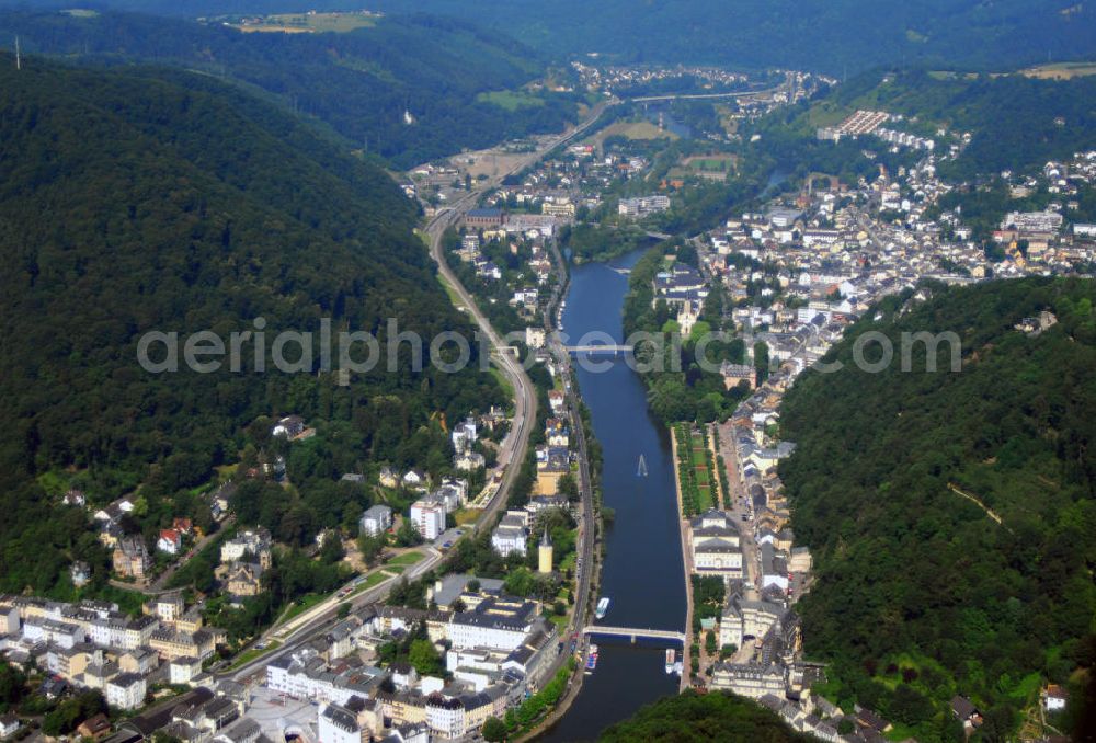 Bad Ems from above - Blick auf den Verlauf der Lahn durch Bad Ems. Bad Ems ist die Kreisstadt des Rhein-Lahn-Kreises und ein bekannter Badeort an der unteren Lahn. Die Lahn ist ein rechter bzw. östlicher Nebenfluss des Rheins in Nordrhein-Westfalen, Hessen und Rheinland-Pfalz. Die Lahn entspringt auf ca. 600 m an der Grenze zu Hessen im Rothaargebirge. Nach 242 km mündet sie auf 61 m Höhe bei Lahnstein, 5 km südlich von Koblenz, in den Rhein.