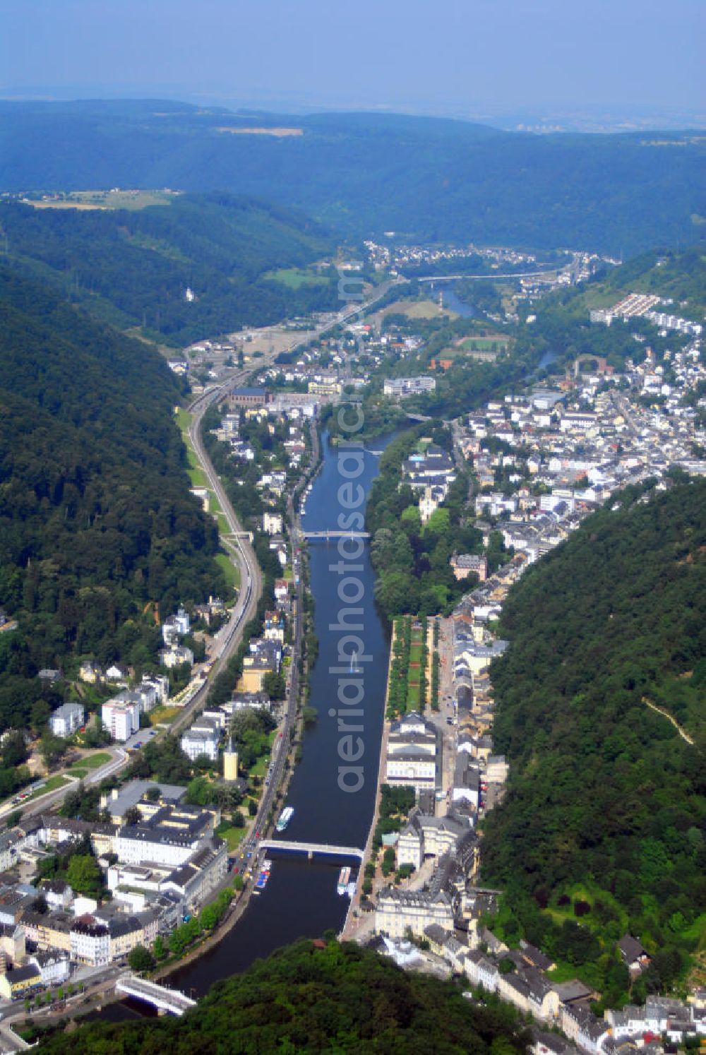 Bad Ems from the bird's eye view: Blick auf den Verlauf der Lahn durch Bad Ems. Bad Ems ist die Kreisstadt des Rhein-Lahn-Kreises und ein bekannter Badeort an der unteren Lahn. Die Lahn ist ein rechter bzw. östlicher Nebenfluss des Rheins in Nordrhein-Westfalen, Hessen und Rheinland-Pfalz. Die Lahn entspringt auf ca. 600 m an der Grenze zu Hessen im Rothaargebirge. Nach 242 km mündet sie auf 61 m Höhe bei Lahnstein, 5 km südlich von Koblenz, in den Rhein.