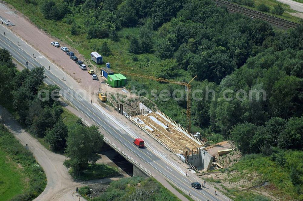 Dessau from above - Blick auf verschiedene Brückenbauwerke an der Baustelle zum Ausbau der B184 zwischen Dessau und Roßlau in Sachsen-Anhalt. Die B184 wird aufgrund des gestiegenen Verkehrsaufkommens 4-streifig über den Verlauf der Elbe hinweg ausgebaut.Bauherr ist der Landesbetrieb Bau Sachsen-Anhalt, die Projektleitung liegt bei SCHÜßLER-PLAN Berlin.