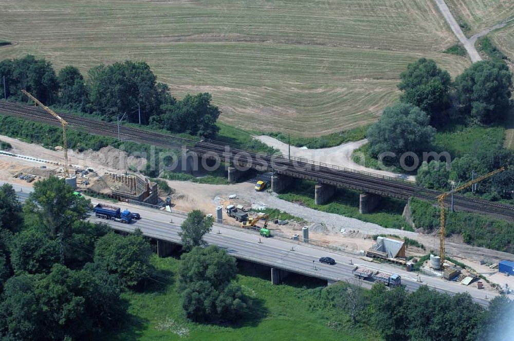 Dessau from above - Blick auf verschiedene Brückenbauwerke an der Baustelle zum Ausbau der B184 zwischen Dessau und Roßlau in Sachsen-Anhalt. Die B184 wird aufgrund des gestiegenen Verkehrsaufkommens 4-streifig über den Verlauf der Elbe hinweg ausgebaut.Bauherr ist der Landesbetrieb Bau Sachsen-Anhalt, die Projektleitung liegt bei SCHÜßLER-PLAN Berlin.